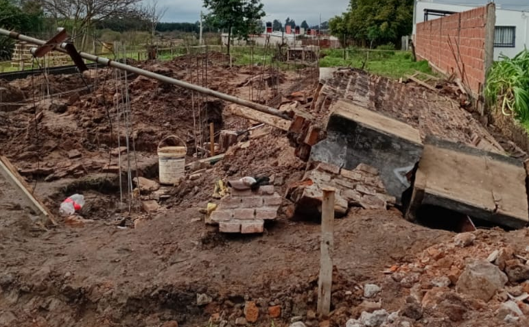 Se desplomó un muro sobre un hombre que trabajaba en el lugar