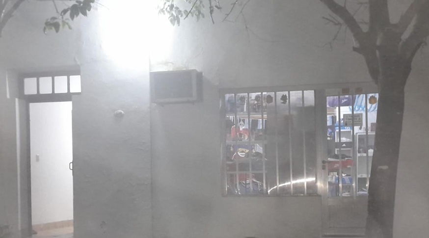Un hombre fue reducido por el dueño de un negocio cuando estaba sustrayendo zapatillas