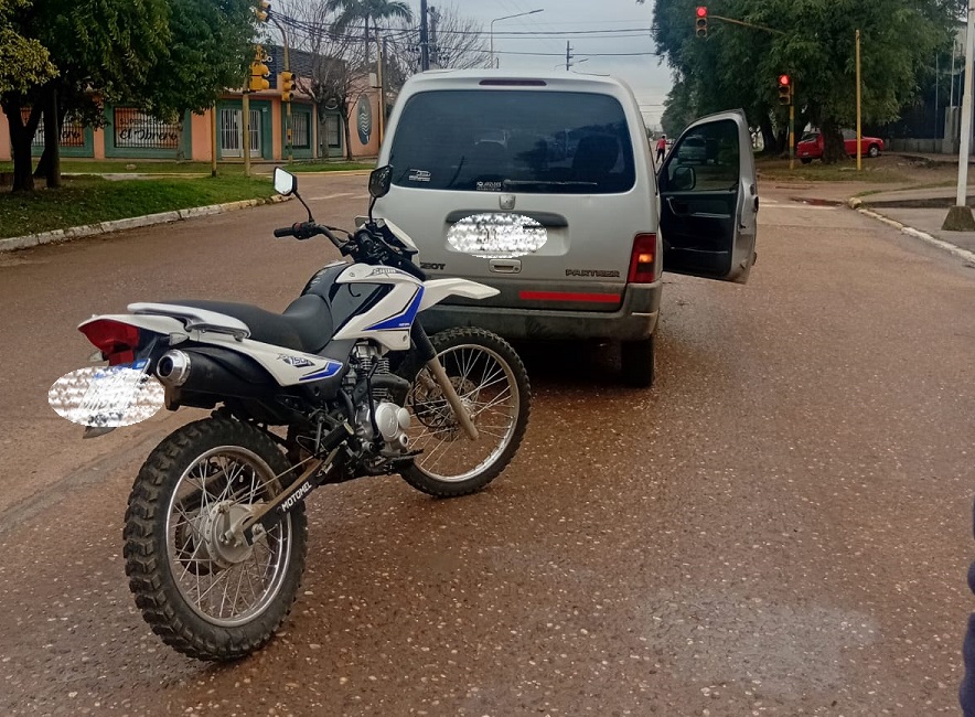 1° de Mayo y Urquiza: colisionaron una camioneta y una moto