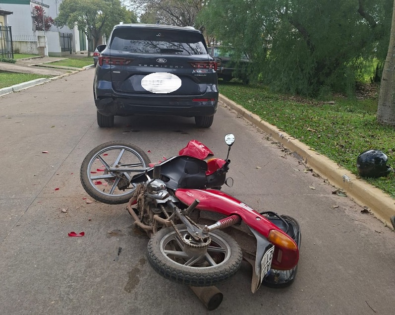 URUGUAY Y ALVAREZ CONDARCO: colisionaron una moto y una camioneta